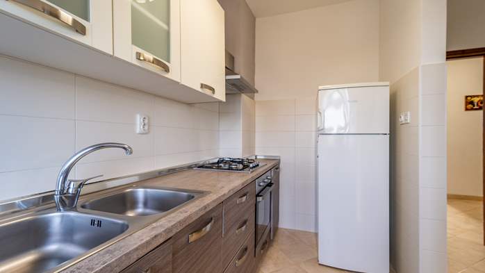 Large 3-bedroom apartment for 8 persons, balcony and shared pool, 5