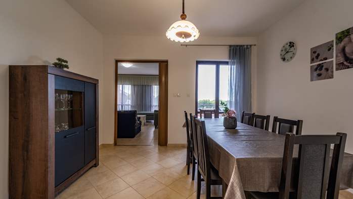 Large 3-bedroom apartment for 8 persons, balcony and shared pool, 7