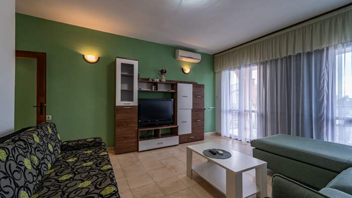 Large 3-bedroom apartment for 8 persons, balcony and shared pool, 3