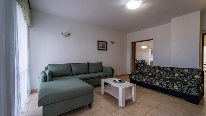 Large 3-bedroom apartment for 8 persons, balcony and shared pool, 1