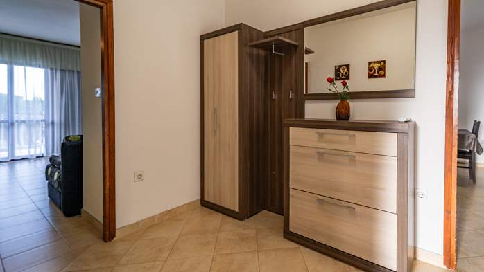 Large 3-bedroom apartment for 8 persons, balcony and shared pool, 8