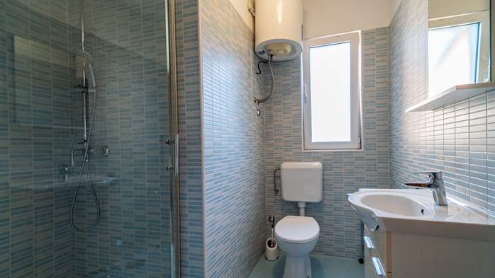 Large 3-bedroom apartment for 8 persons, balcony and shared pool, 18