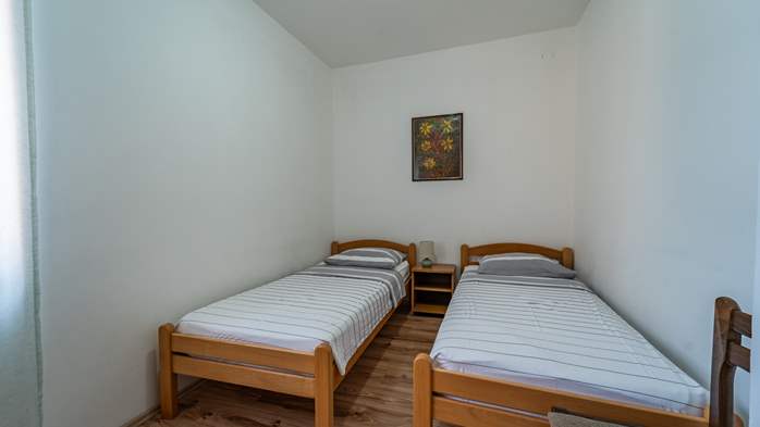 Large 3-bedroom apartment for 8 persons, balcony and shared pool, 15