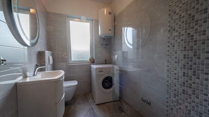 Large 3-bedroom apartment for 8 persons, balcony and shared pool, 13