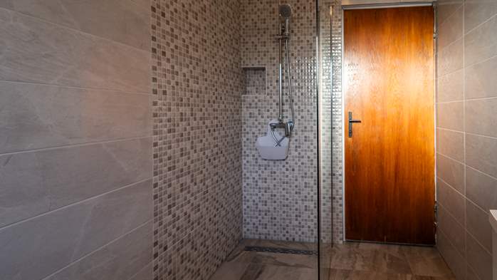 Large 3-bedroom apartment for 8 persons, balcony and shared pool, 14