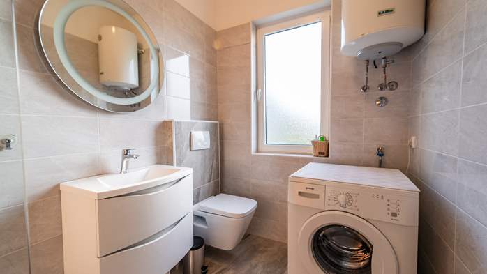 Large 3-bedroom apartment for 8 persons, balcony and shared pool, 19