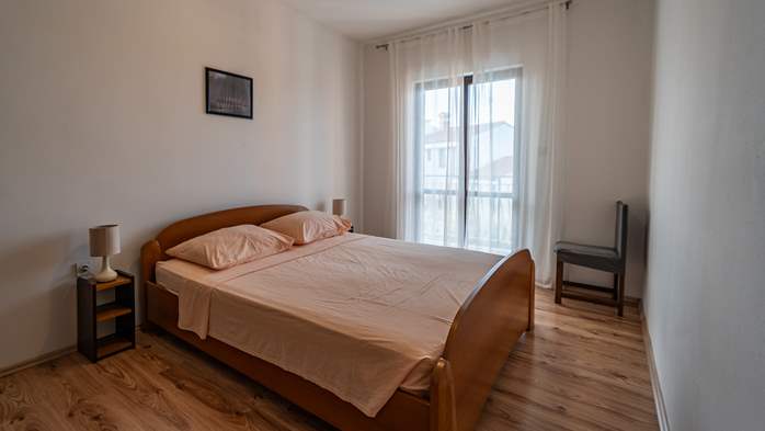 Large 3-bedroom apartment for 8 persons, balcony and shared pool, 9