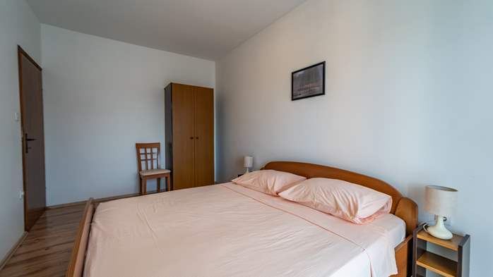 Large 3-bedroom apartment for 8 persons, balcony and shared pool, 10