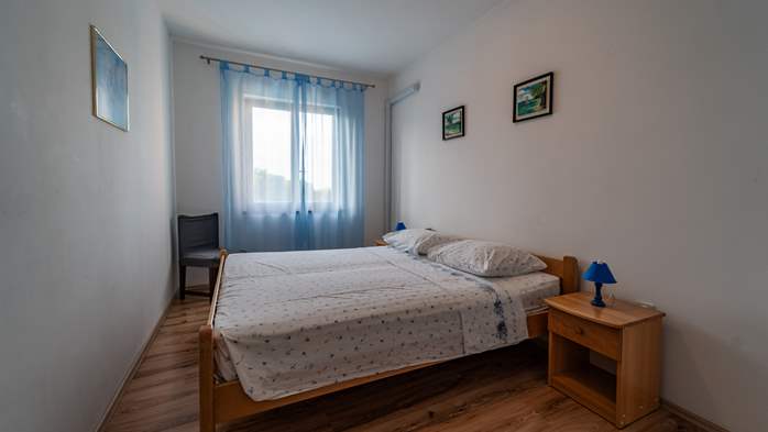 Large 3-bedroom apartment for 8 persons, balcony and shared pool, 11