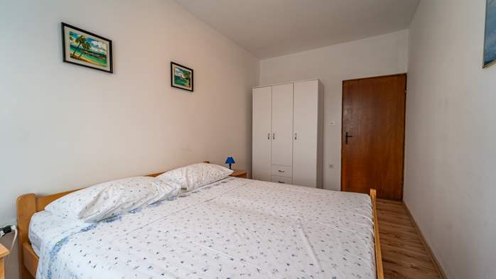 Large 3-bedroom apartment for 8 persons, balcony and shared pool, 12