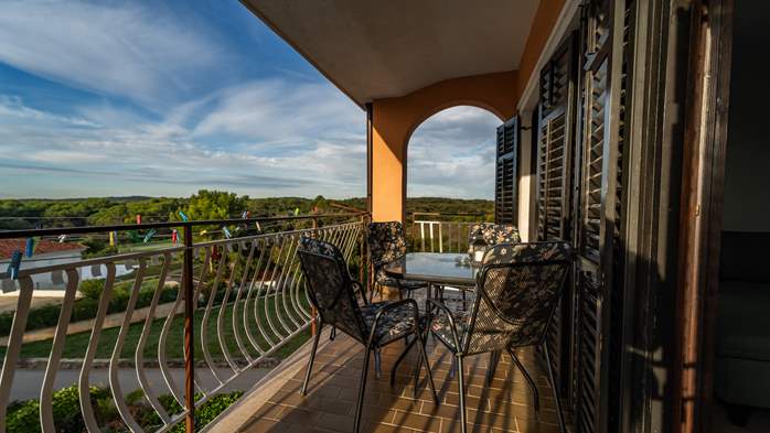 Large 3-bedroom apartment for 8 persons, balcony and shared pool, 20