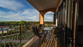 Große 3-Zimmer-Wohnung für 8 Personen, Balkon, Gemeinschaftspool, 20