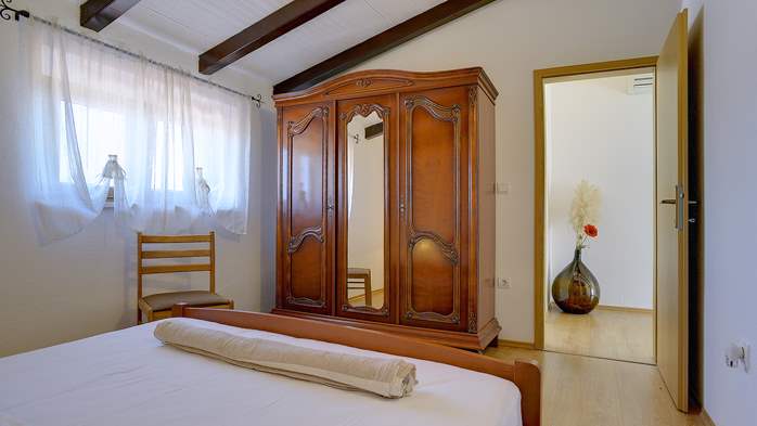 Villa with private pool, decorated in traditional Istrian style, 28