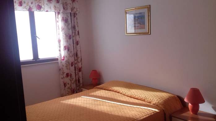 Lovely apartment with terrace and shared pool, 4 persons, 4