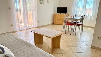 Jednostavno uređen apartman za 4 osobe s privatnim balkonom, WiFi, 1