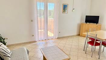 Jednostavno uređen apartman za 4 osobe s privatnim balkonom, WiFi, 2