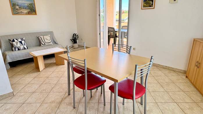 Jednostavno uređen apartman za 4 osobe s privatnim balkonom, WiFi, 4