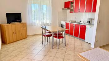 Jednostavno uređen apartman za 4 osobe s privatnim balkonom, WiFi, 5