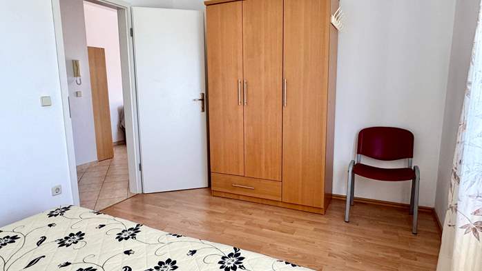 Jednostavno uređen apartman za 4 osobe s privatnim balkonom, WiFi, 8