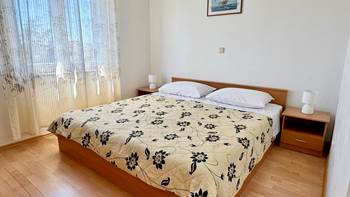 Jednostavno uređen apartman za 4 osobe s privatnim balkonom, WiFi, 7