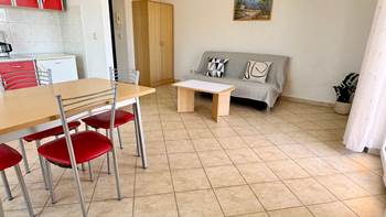 Jednostavno uređen apartman za 4 osobe s privatnim balkonom, WiFi, 3