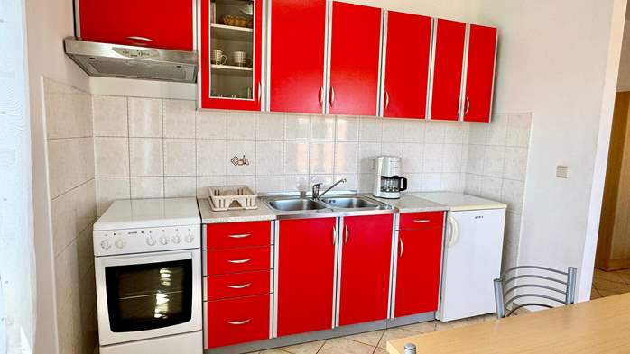 Jednostavno uređen apartman za 4 osobe s privatnim balkonom, WiFi, 6