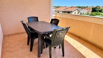 Jednostavno uređen apartman za 4 osobe s privatnim balkonom, WiFi, 9