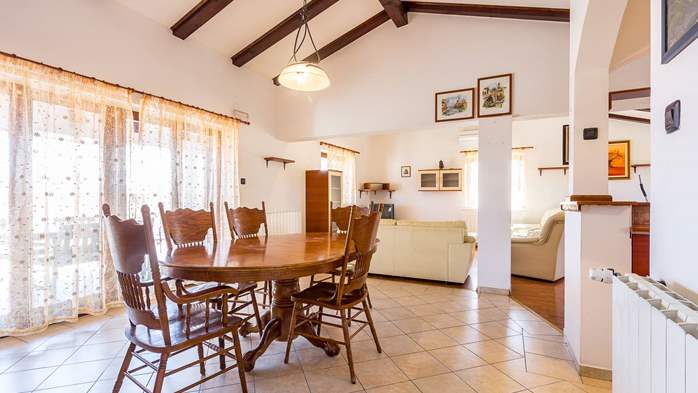 The two-storey villa with pool in Ližnjan, for 11 people, WiFi, 10