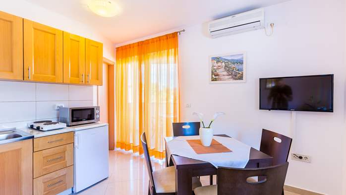 A tastefully furnished apartment for 5 persons with two bedrooms, 1