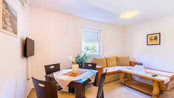 Comfortable, air-conditioned two bedroom apartment, WiFi, 1