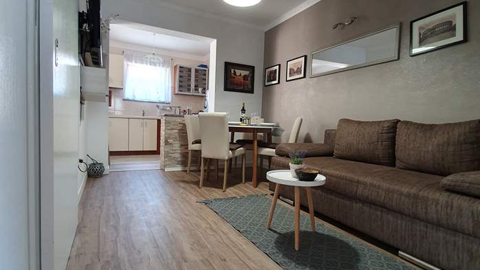 Lovely air-conditioned apartment, with private balcony and SAT-TV, 1