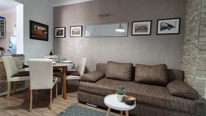 Lovely air-conditioned apartment, with private balcony and SAT-TV, 2