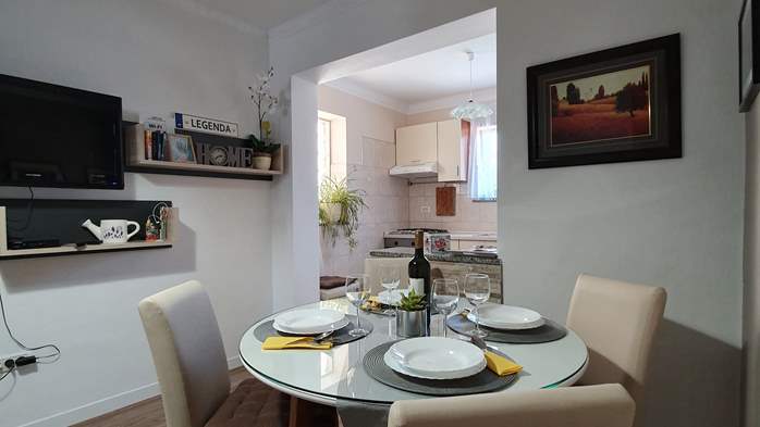 Lovely air-conditioned apartment, with private balcony and SAT-TV, 3