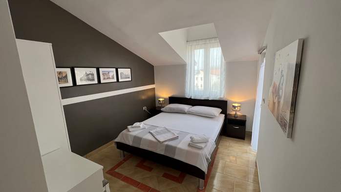 Nice air-conditioned attic apartment with 2 bedrooms and balcony, 3