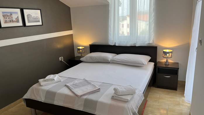 Nice air-conditioned attic apartment with 2 bedrooms and balcony, 4