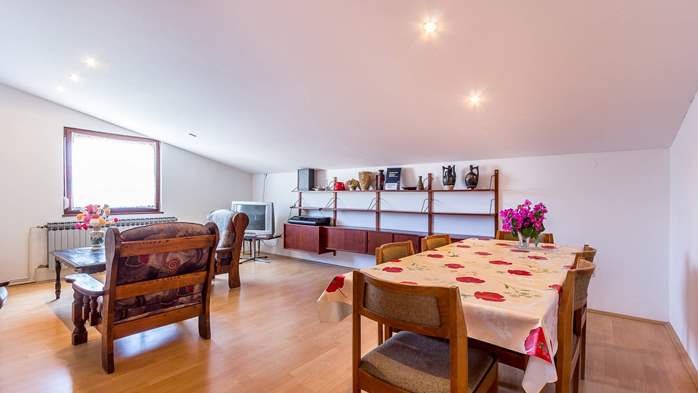 Klimatisierte FeWo mit 2 Schlafzimmern im Dachgeschoss des Hauses, 1