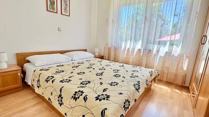 Klimatisiertes Apartment mit Terrasse und 2 SZ für 6 Personen, 10