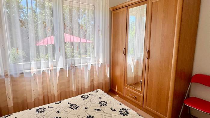 Klimatisiertes Apartment mit Terrasse und 2 SZ für 6 Personen, 11