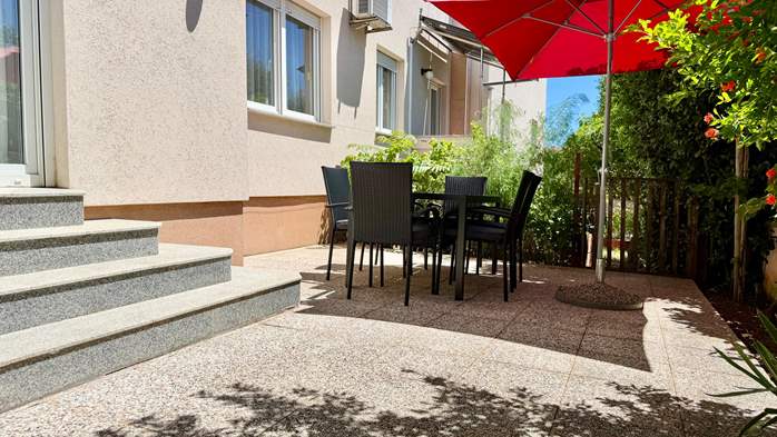 Klimatisiertes Apartment mit Terrasse und 2 SZ für 6 Personen, 13