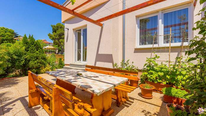 Klimatisiertes Apartment mit Terrasse und 2 SZ für 6 Personen, 1