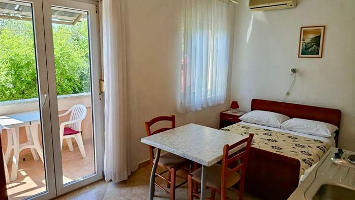 Appartamento climatizzato per sei, terrazza e due camere da letto, 10