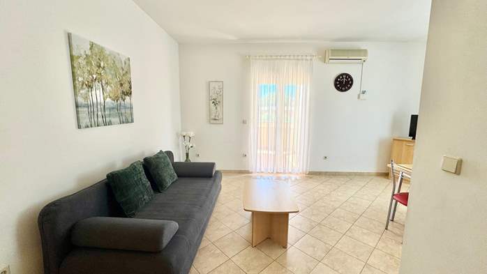 Angenehmes Ambiente der Ferienwohnung für 4 Personen, Klimaanlage, 2