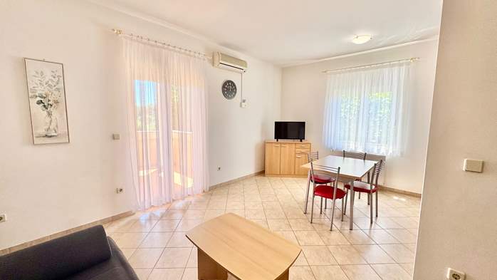 Angenehmes Ambiente der Ferienwohnung für 4 Personen, Klimaanlage, 3