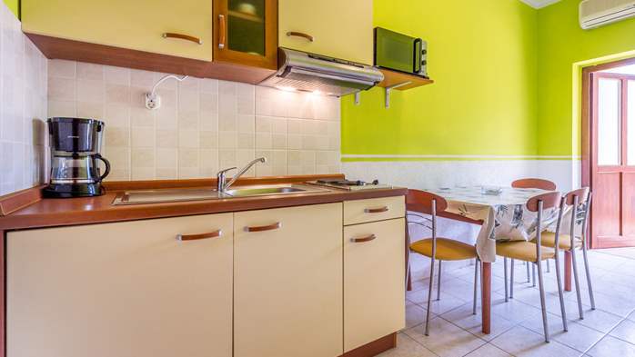Charming,colorful apartment for four in Medulin with two bedrooms, 2