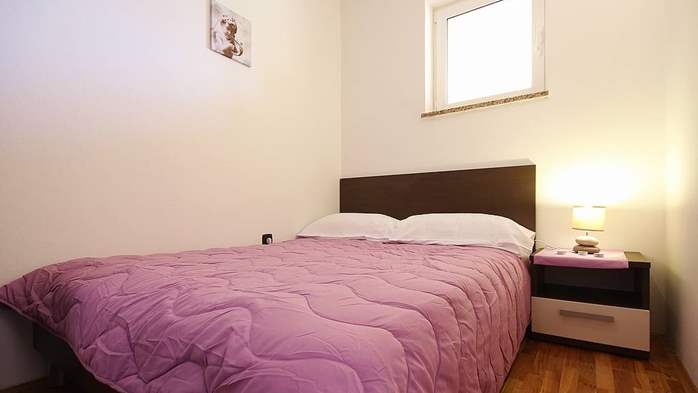 Moderan apartman s dvije spavaće sobe, terasom i roštiljem, WiFi, 7